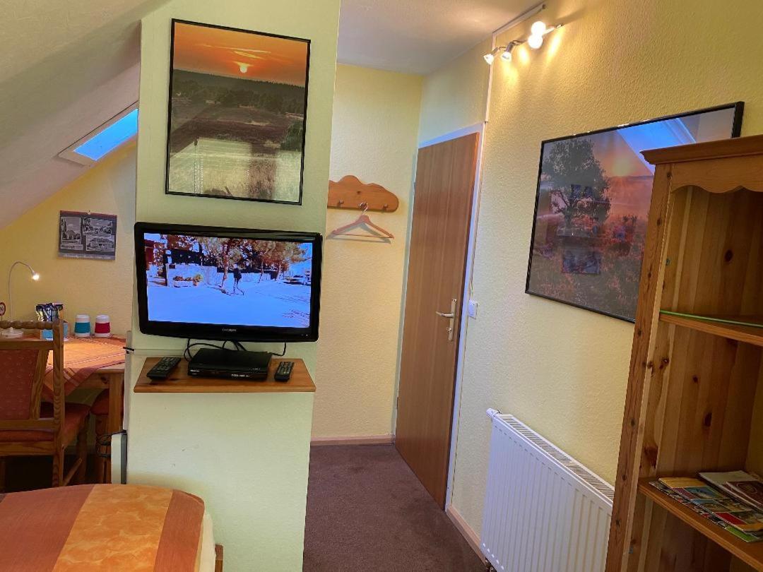 Gemuetliches Zimmer Zentral In Der Lueneburger Heide 슈네베르딘겐 외부 사진